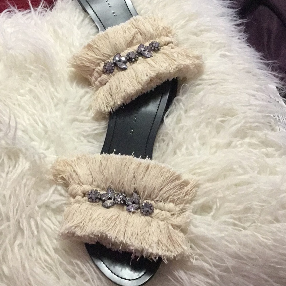 Zara open toe sandals/flip flops ( NWOT)